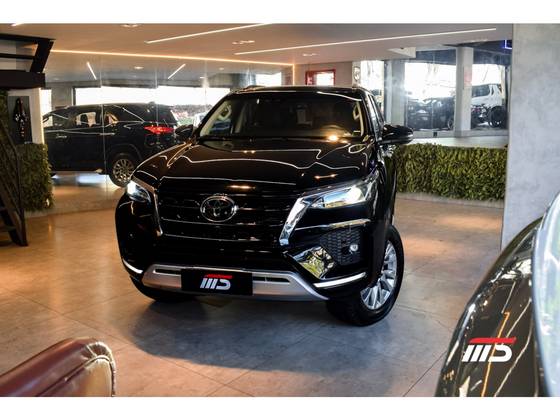 TOYOTA HILUX SW4 2.8 D-4D TURBO DIESEL SRX 7L 4X4 AUTOMÁTICO TOYOTA HILUX SW4 2.8 D-4D TURBO DIESEL SRX 7L 4X4 AUTOMÁTICO
